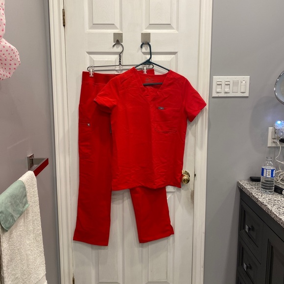 Limited red scrub set - Picture 3 of 6